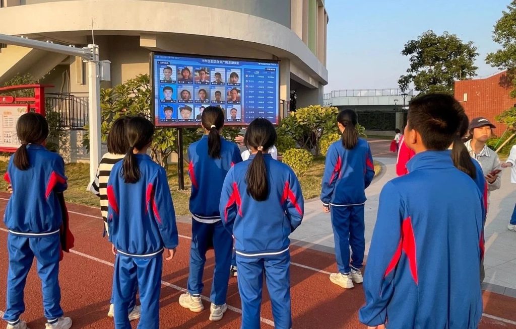 嗖嗖几步,轻松开跑!——欢迎来到“AI智慧操场阳光跑... 嗖嗖几步,轻松开跑!——欢迎来到“AI智慧操场阳光跑...